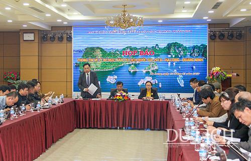 Giám đốc Sở Du lịch Quảng Ninh Phạm Ngọc Thuỷ (đứng) phát biểu tại buổi họp báo